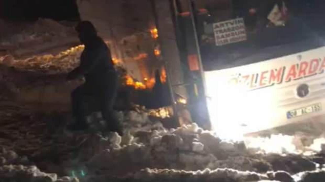 Yolcu otobüsü kara saplandı