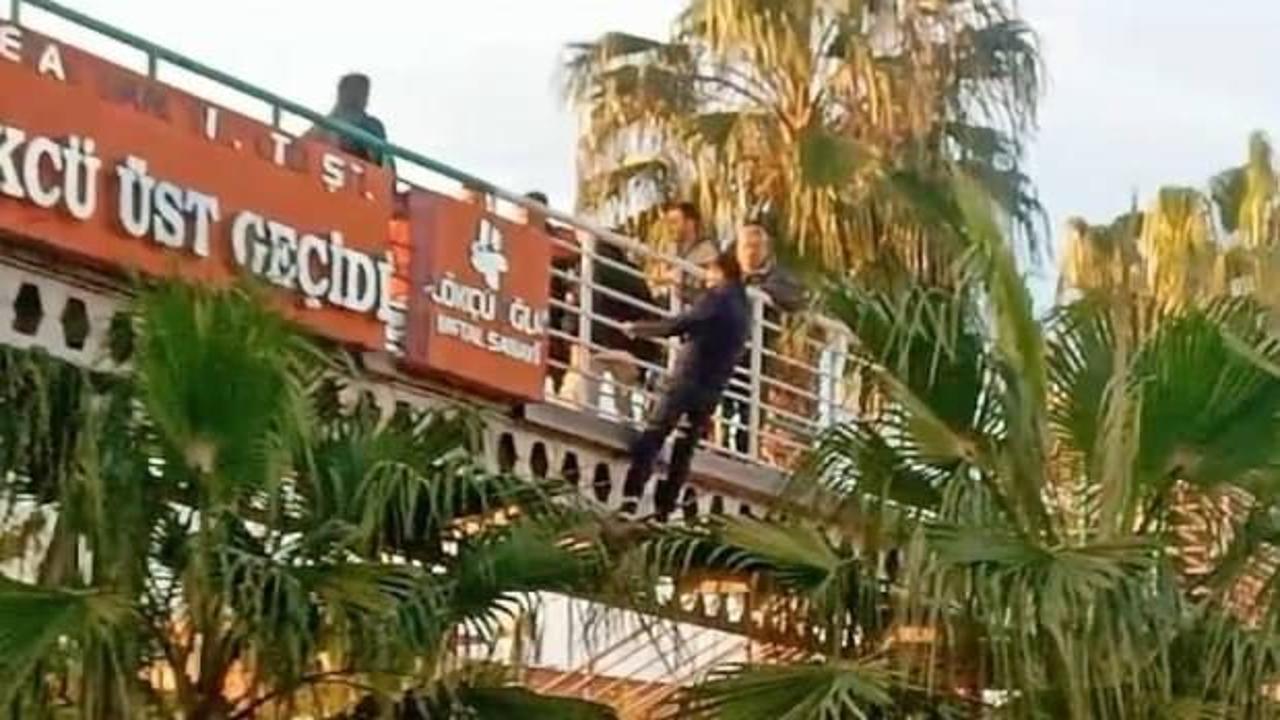 Yürekleri ağza getiren olay! Kız arkadaşından ayrıldı üst geçitte kendini aşağı sarkıttı