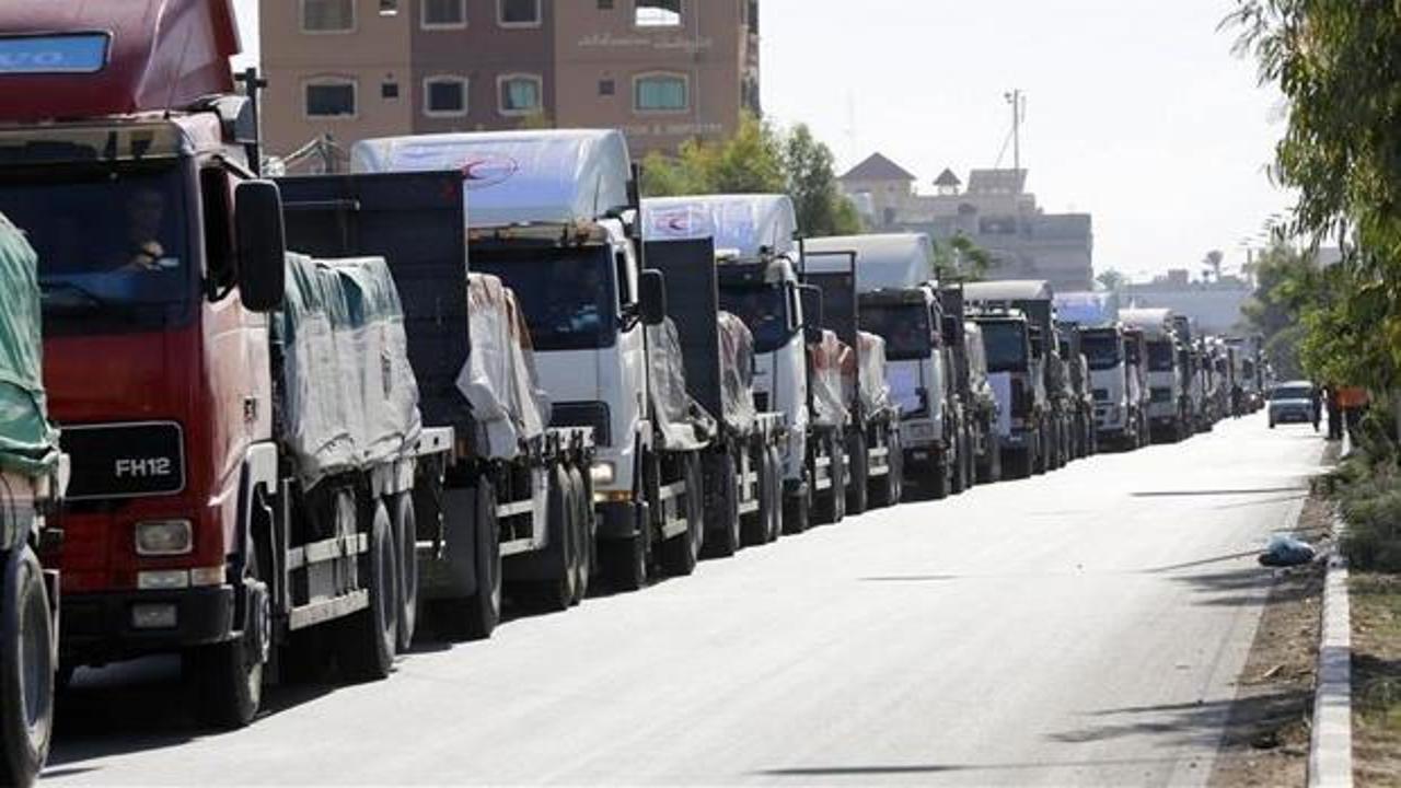 Gazze Şeridi’ne giden yardım tırlarının girişi durdu