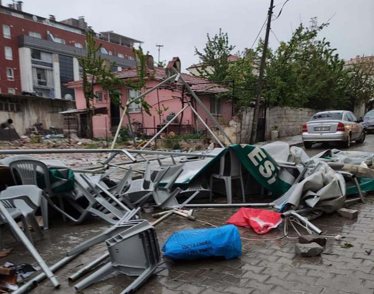 Denizli'de kuvvetli rüzgar çatı uçurdu, otomobiller zarar gördü