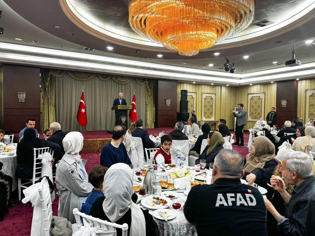 İstanbul Valisi Gül, kentteki Gazzelilerle iftar sofrasında buluştu