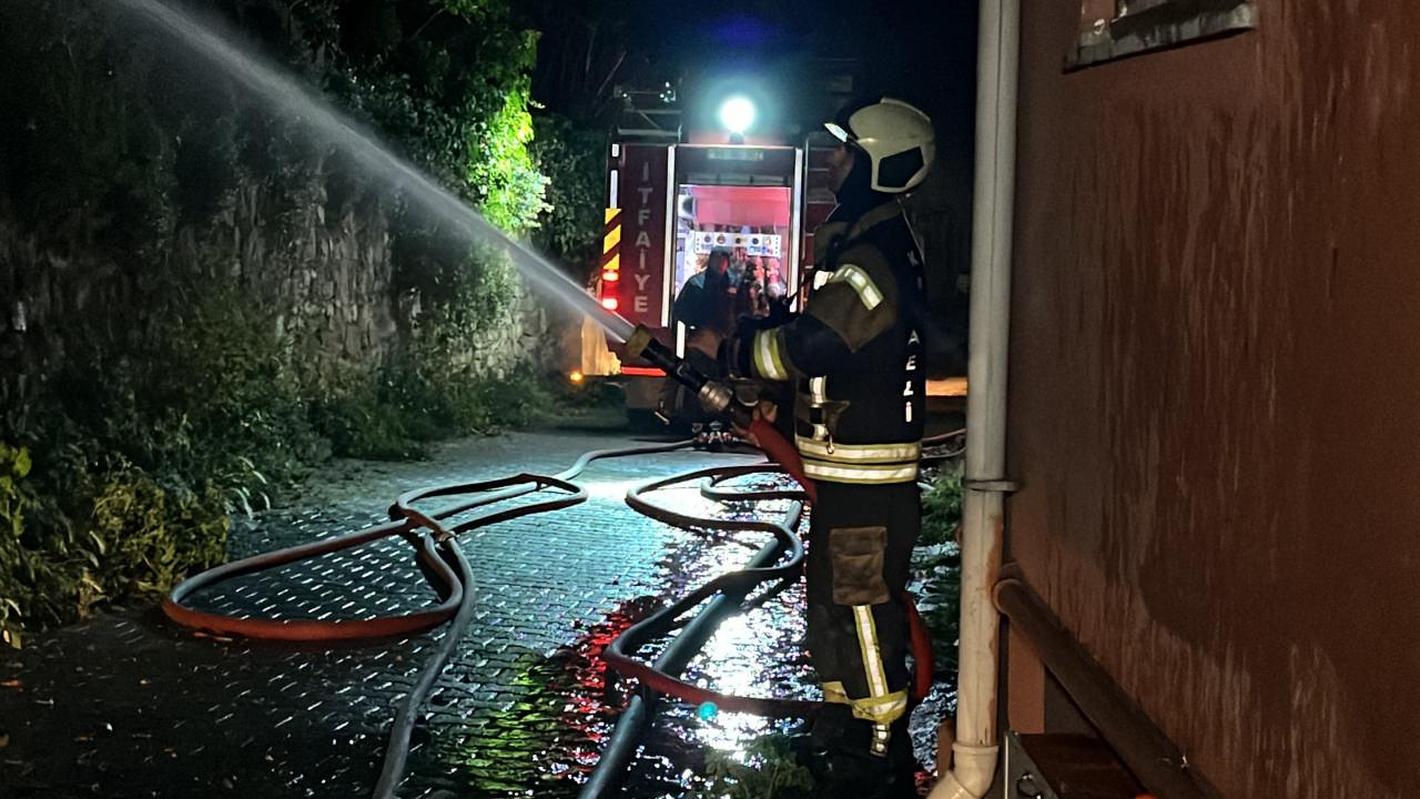 İzmit'te iki katlı metruk ev alev alev yandı