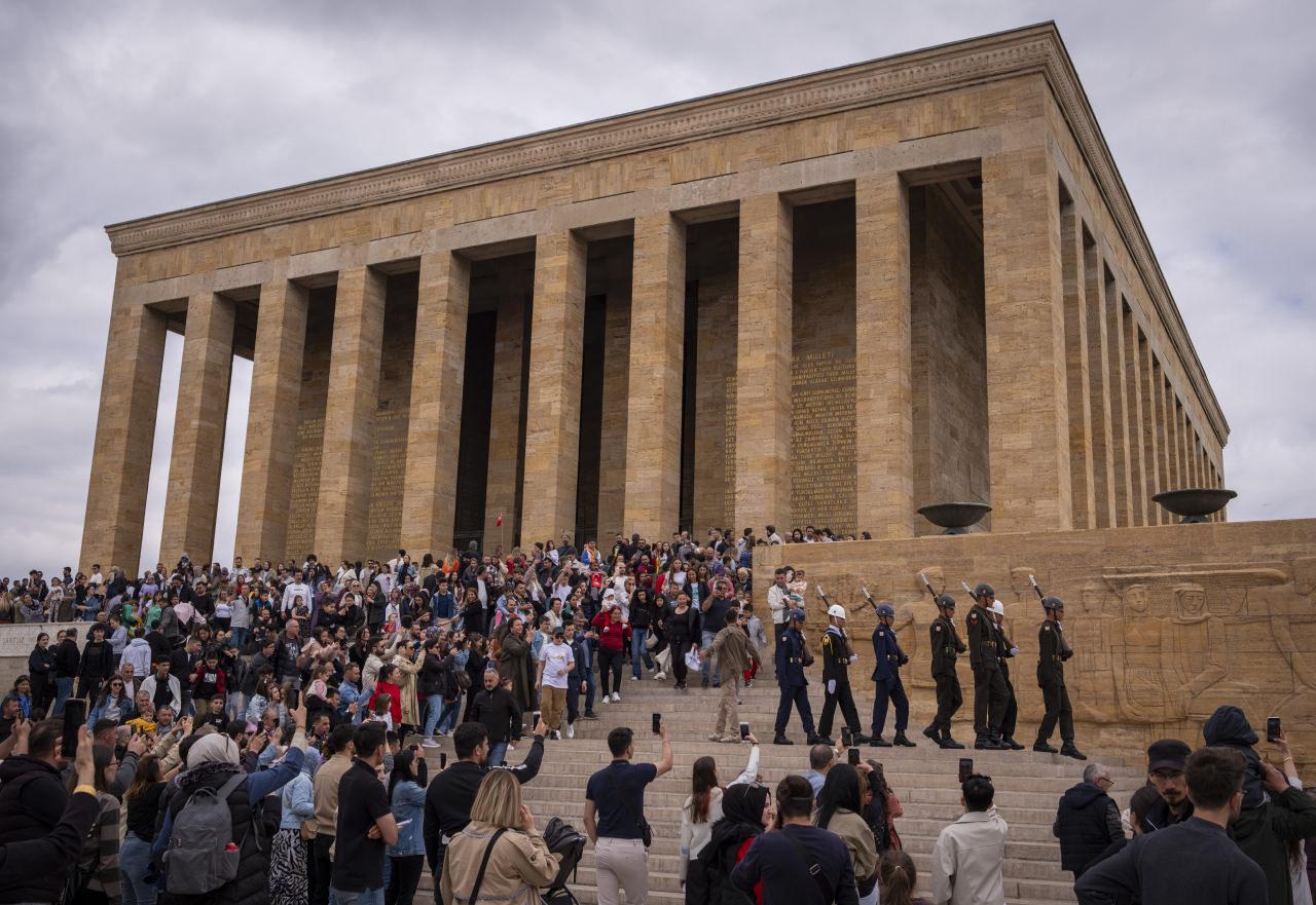 Anıtkabir'de bayram tatilinde ziyaretçi yoğunluğu