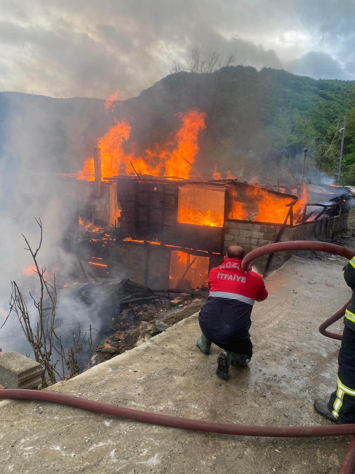 Zonguldak'ta iki ahşap ev tamamen kül oldu