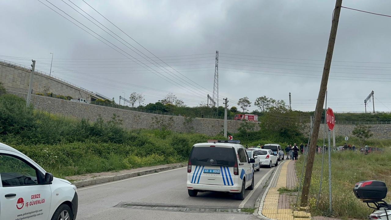 Hız sınırını 90 kilometre aşan araç su birikintisine girince 8 metre aşağı uçtu