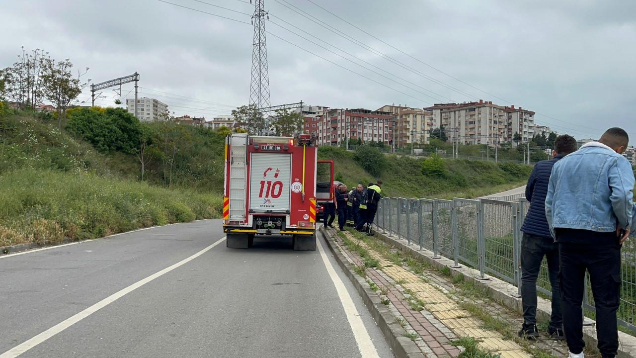 Hız sınırını 90 kilometre aşan araç su birikintisine girince 8 metre aşağı uçtu