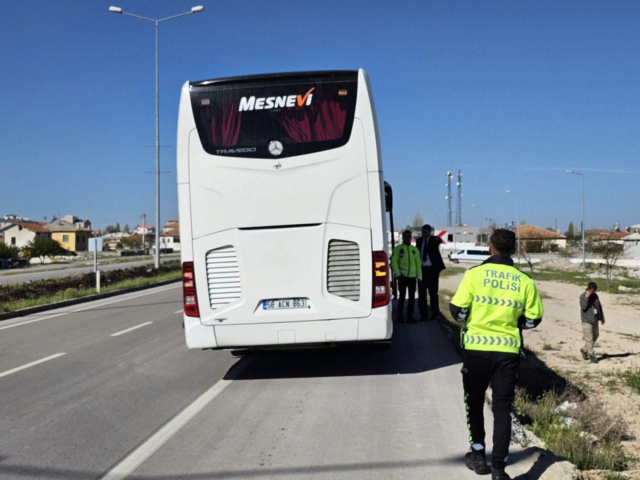 Yolun karşısına geçmeye çalışan 4 yaşındaki çocuğa otobüs çarptı