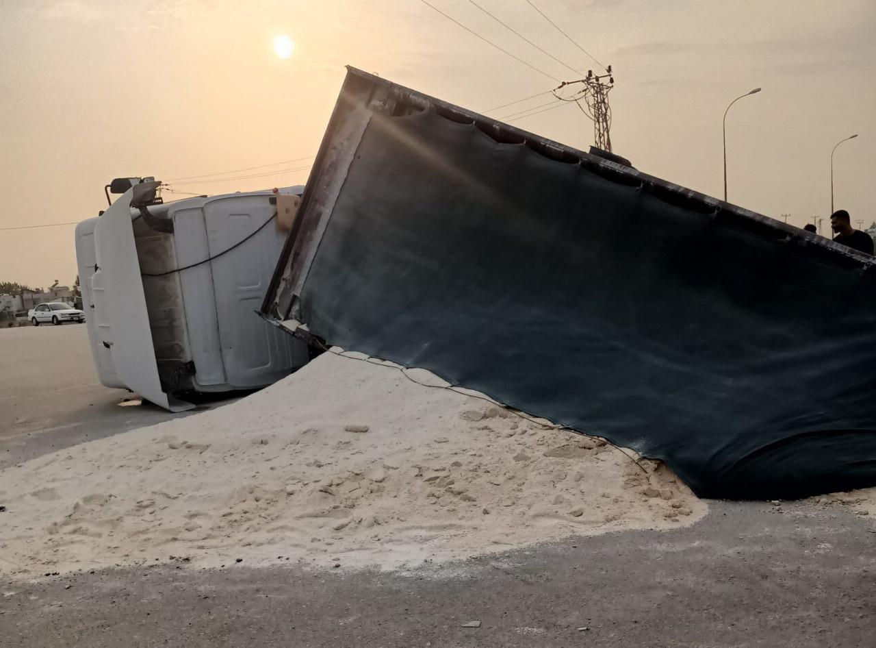 Seyir halindeki tır yolda oluşan çukura düştü