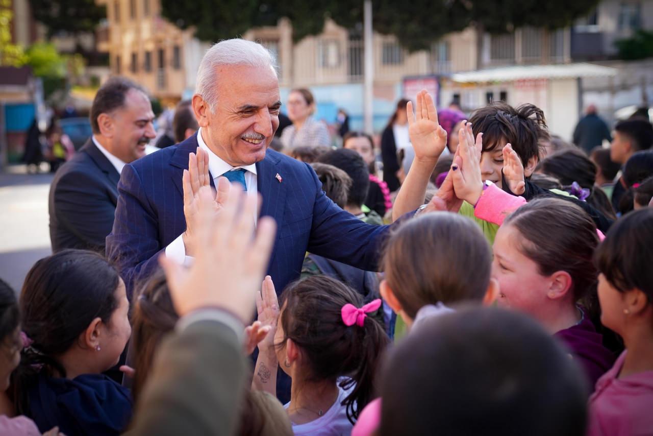 Başkan Yıldırım’dan minik protestoculara dondurma sürprizi