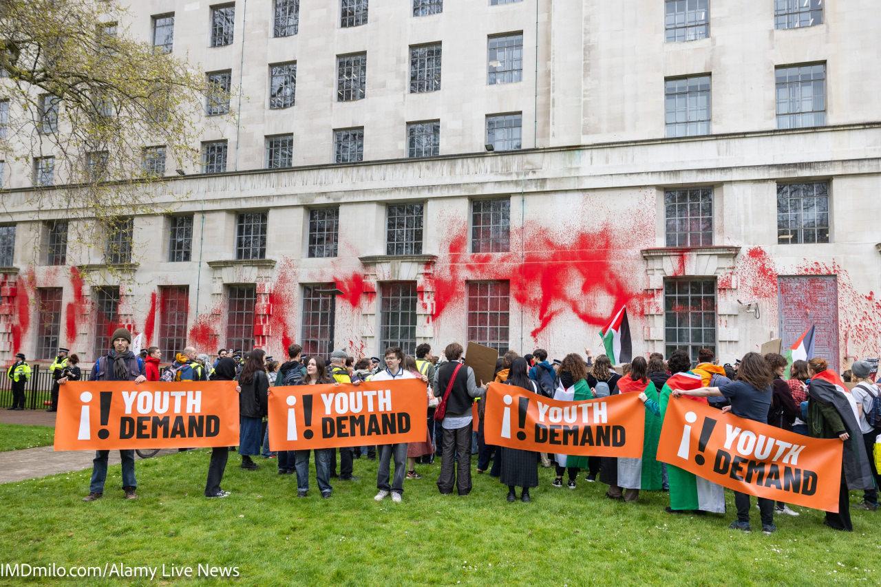 Londra'da İsrail protestosu: Savunma Bakanlığı'nı kırmızıya boyadılar