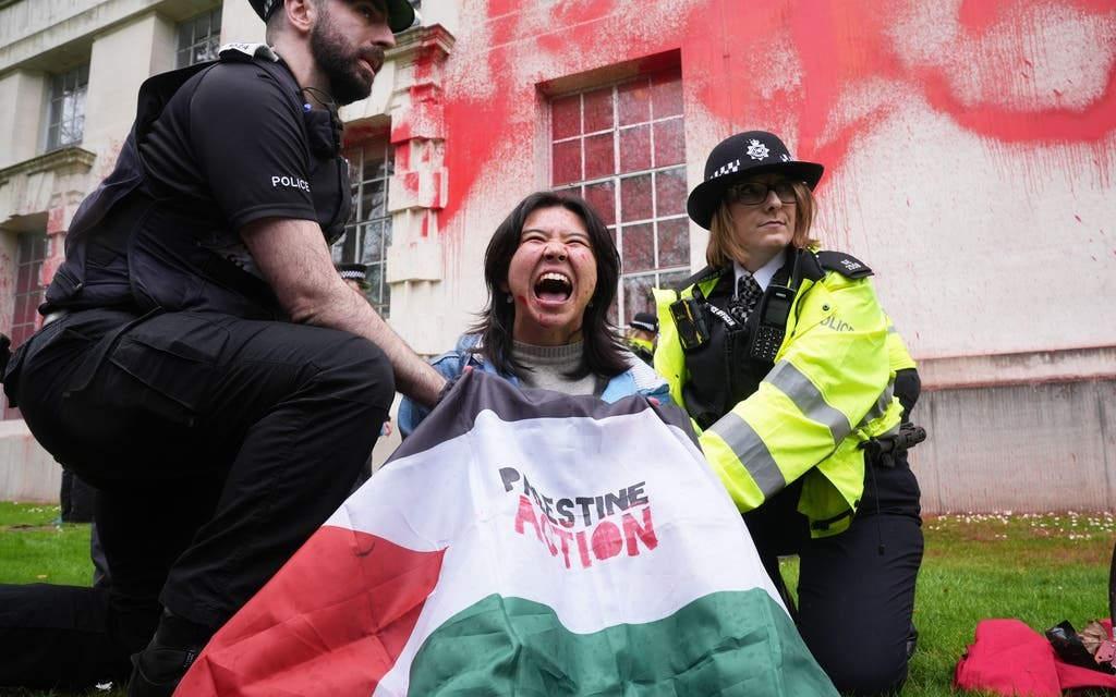 Londra'da İsrail protestosu: Savunma Bakanlığı'nı kırmızıya boyadılar