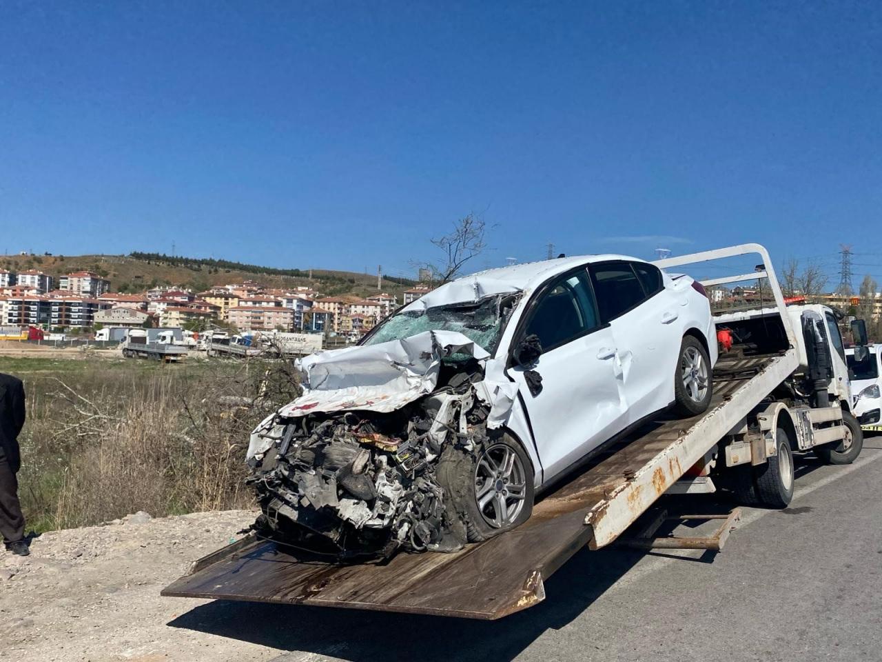 Ankara'da feci kaza: Park halindeki kamyona çarpan otomobilin sürücüsü öldü