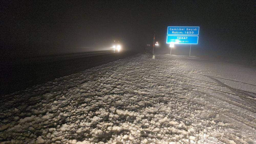 Tokat'ta nisan yağmuru beklenirken kar sürprizi