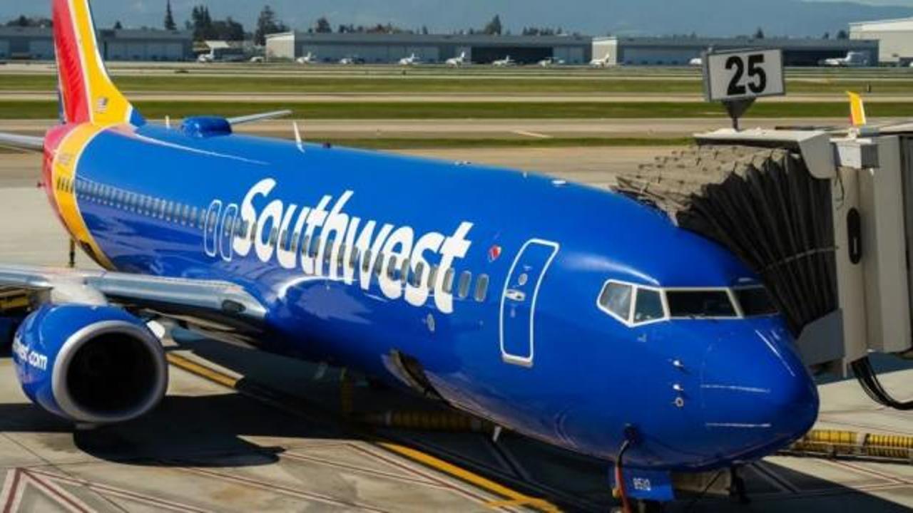 ABD’de bir uçağın motor kapağı koptu