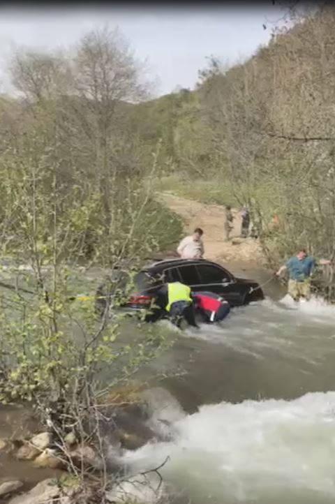 Giresun'da faciadan dönüldü! 4'ü çocuk 7 kişi derede mahsur kaldı