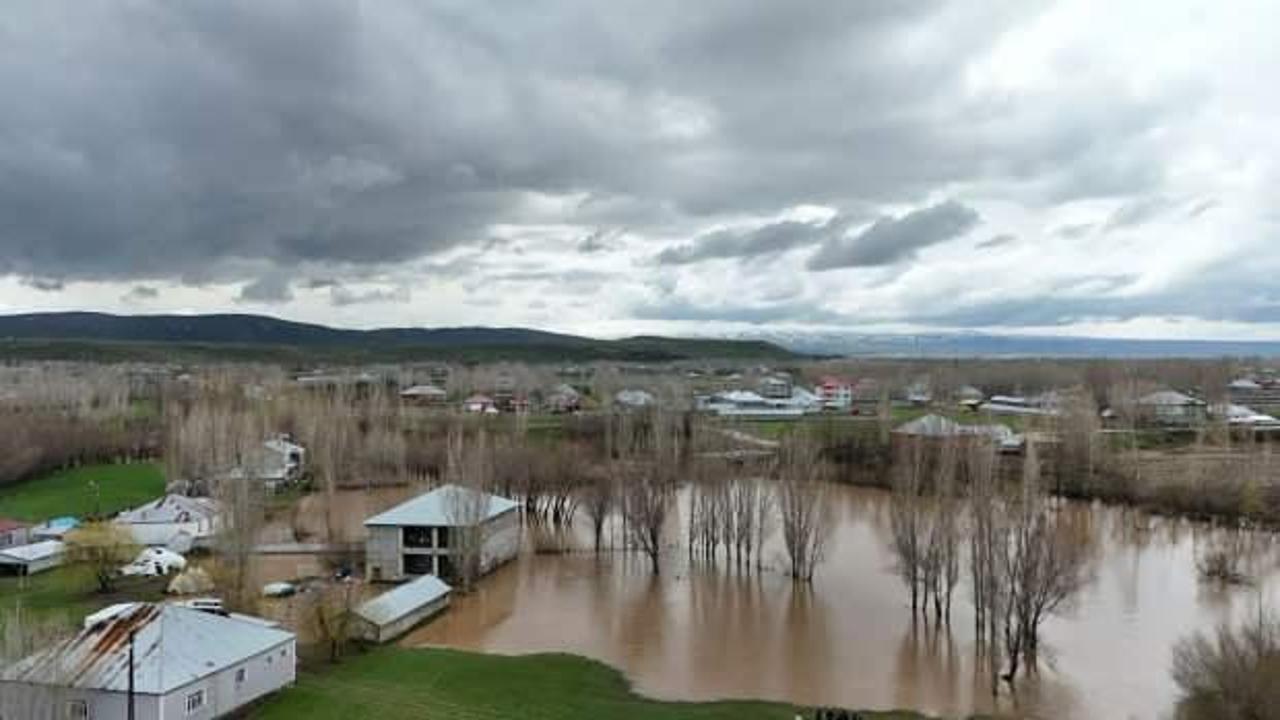 Ağrı’nın Patnos’da dere taştı, evler su altında kaldı!
