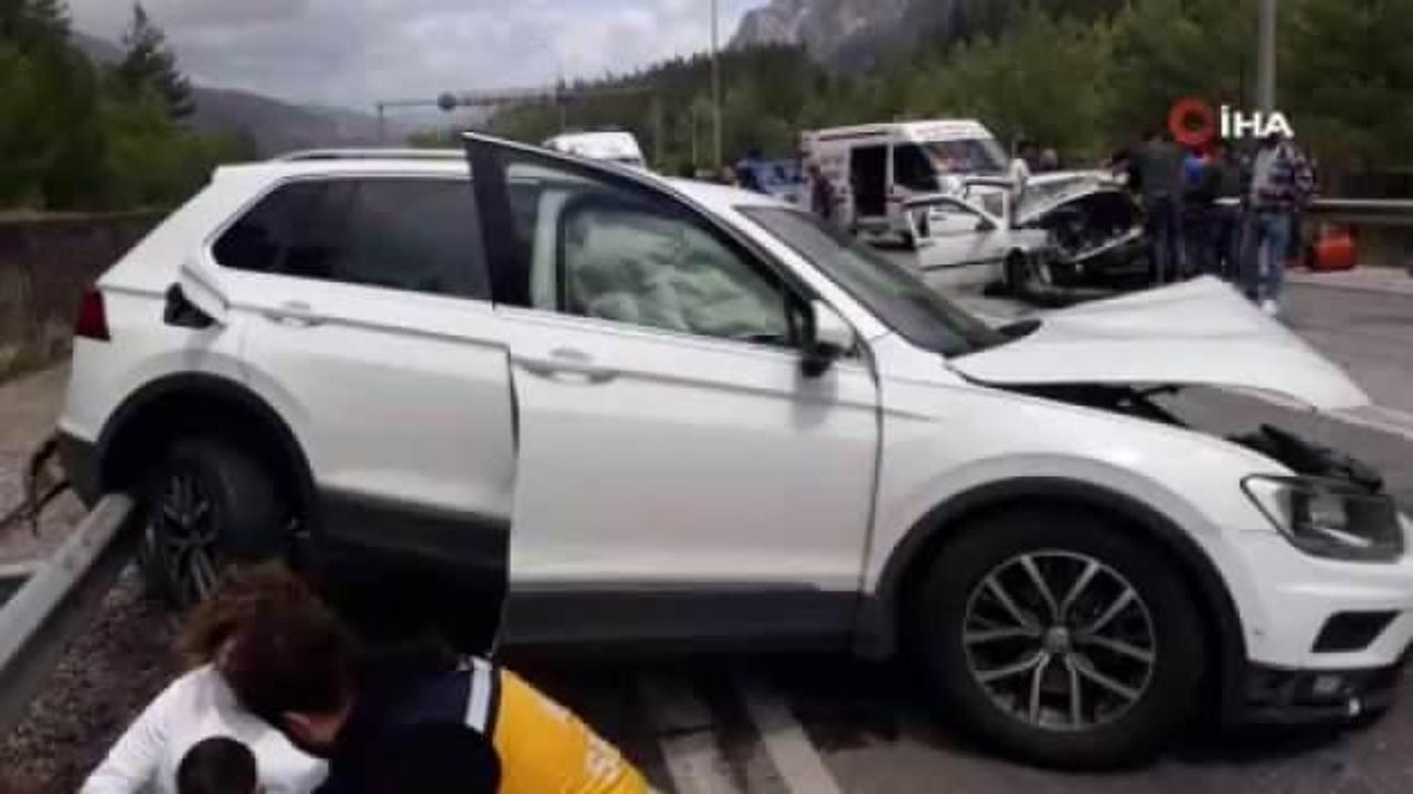 Antalya- Isparta karayolunda 2 araç birbirine girdi: 1 ölü, 7 yaralı