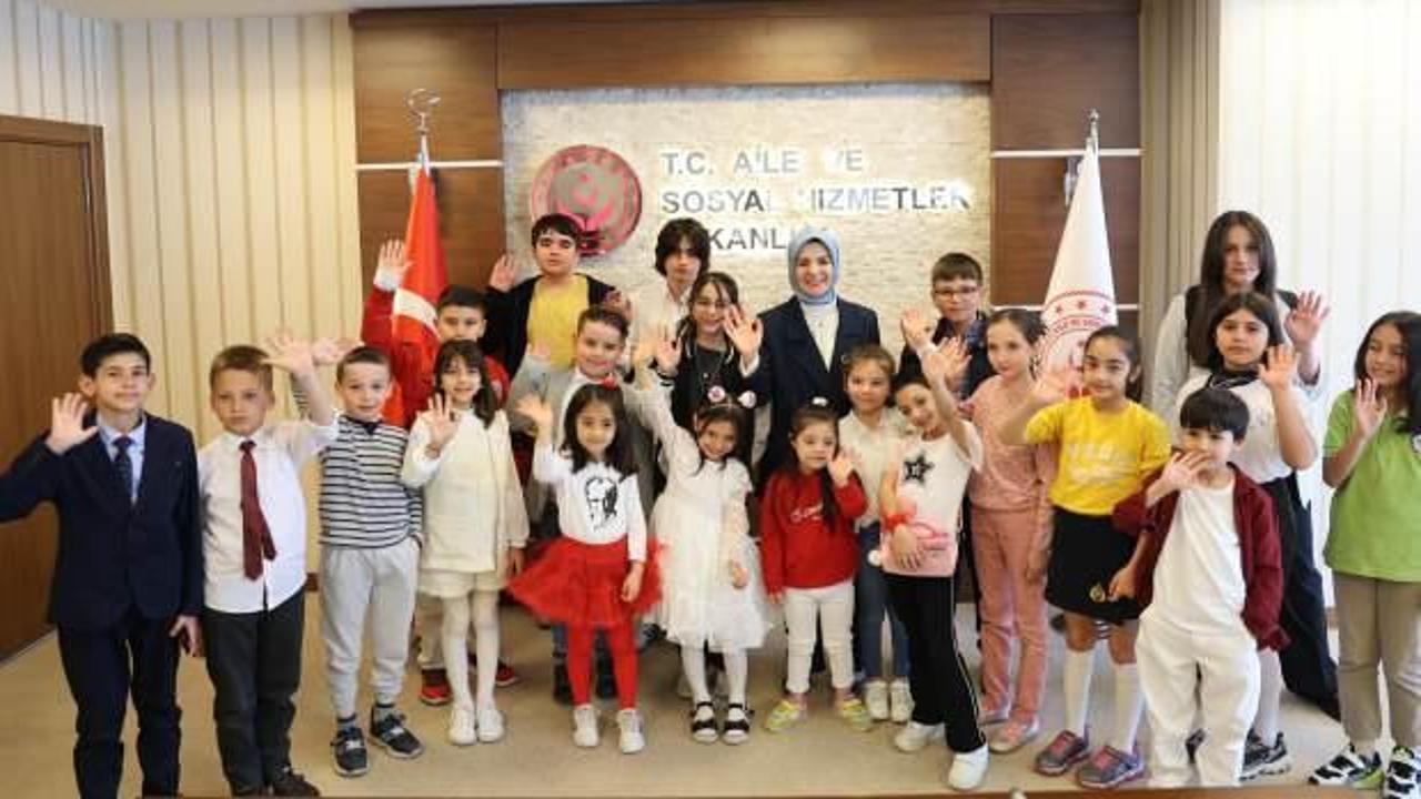 Bakan Göktaş, koltuğunu 11 yaşındaki şehit kızı Elif Naz’a devretti