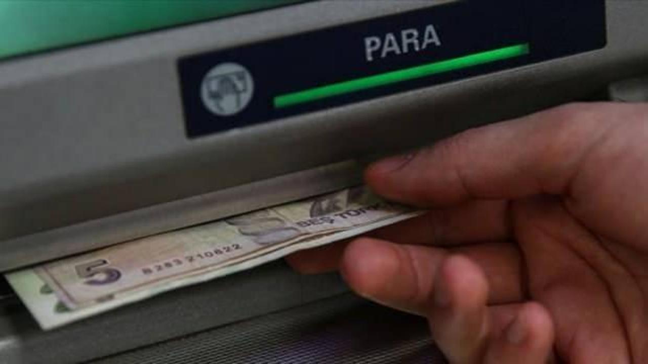 Bankamatikte unutulan parayı polise teslim etti