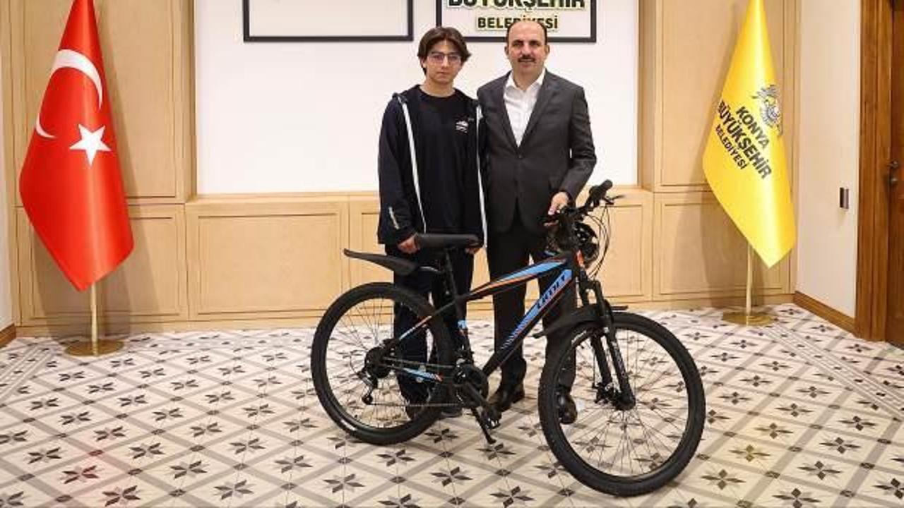 Başkan Altay, örnek davranışıyla gündem olan liseli gençle buluştu