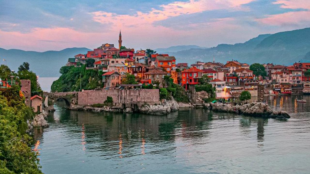 Batı Karadeniz’in turizm beldeleri bayramda tatilcilerin akınına uğradı