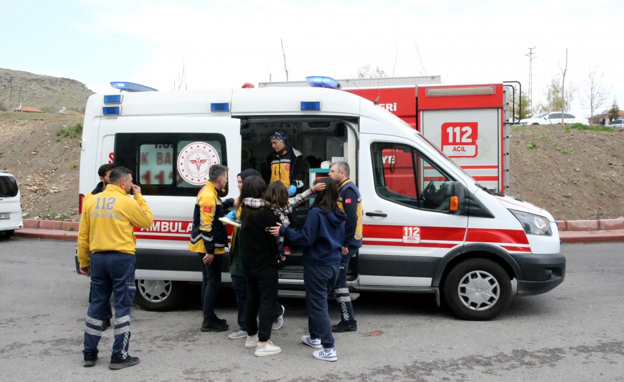 Kayseri'de yangın: Hastaneye kaldırıldılar