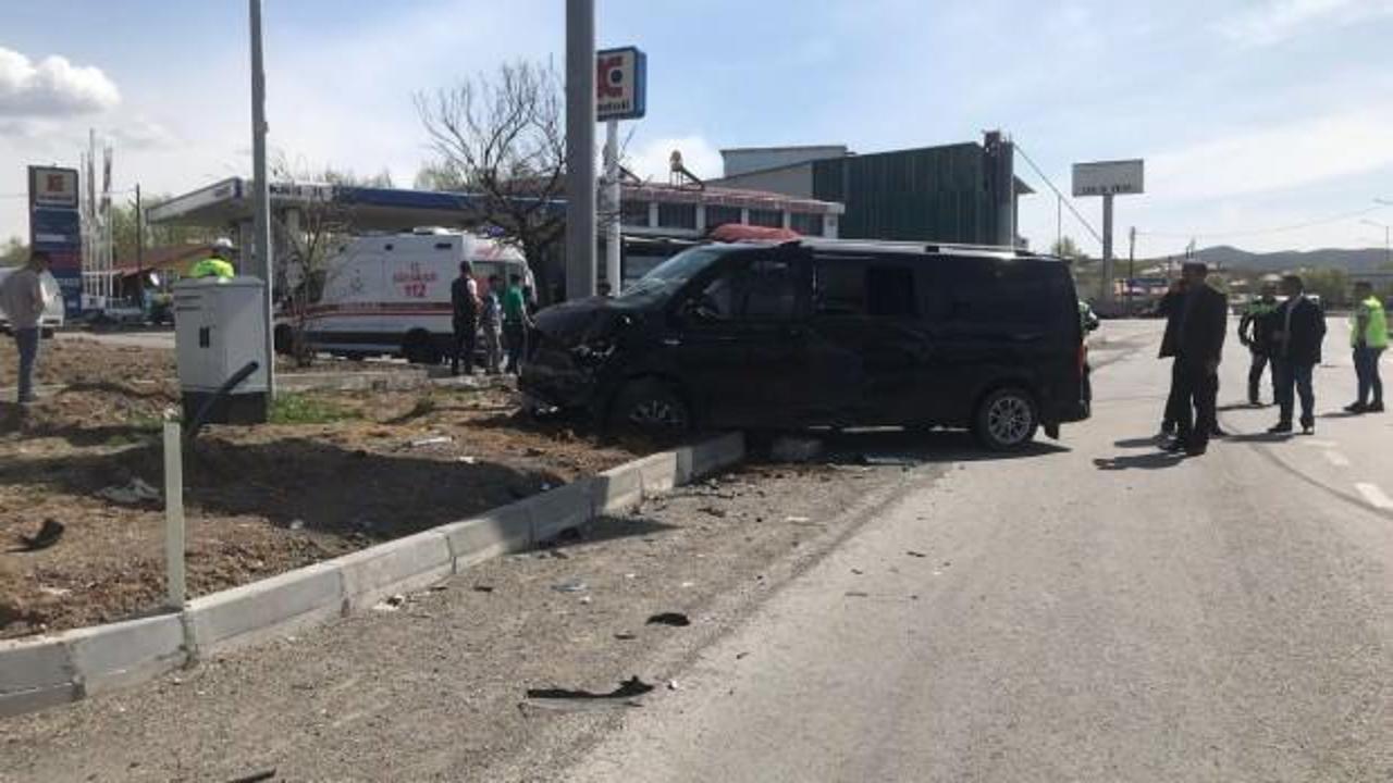 Bingöl’de minibüs ile hafif ticari araç çarpıştı: 15 yaralı