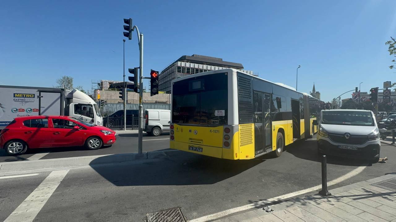 Eminönü'nde İETT otobüsü arızalandı, trafik felç oldu