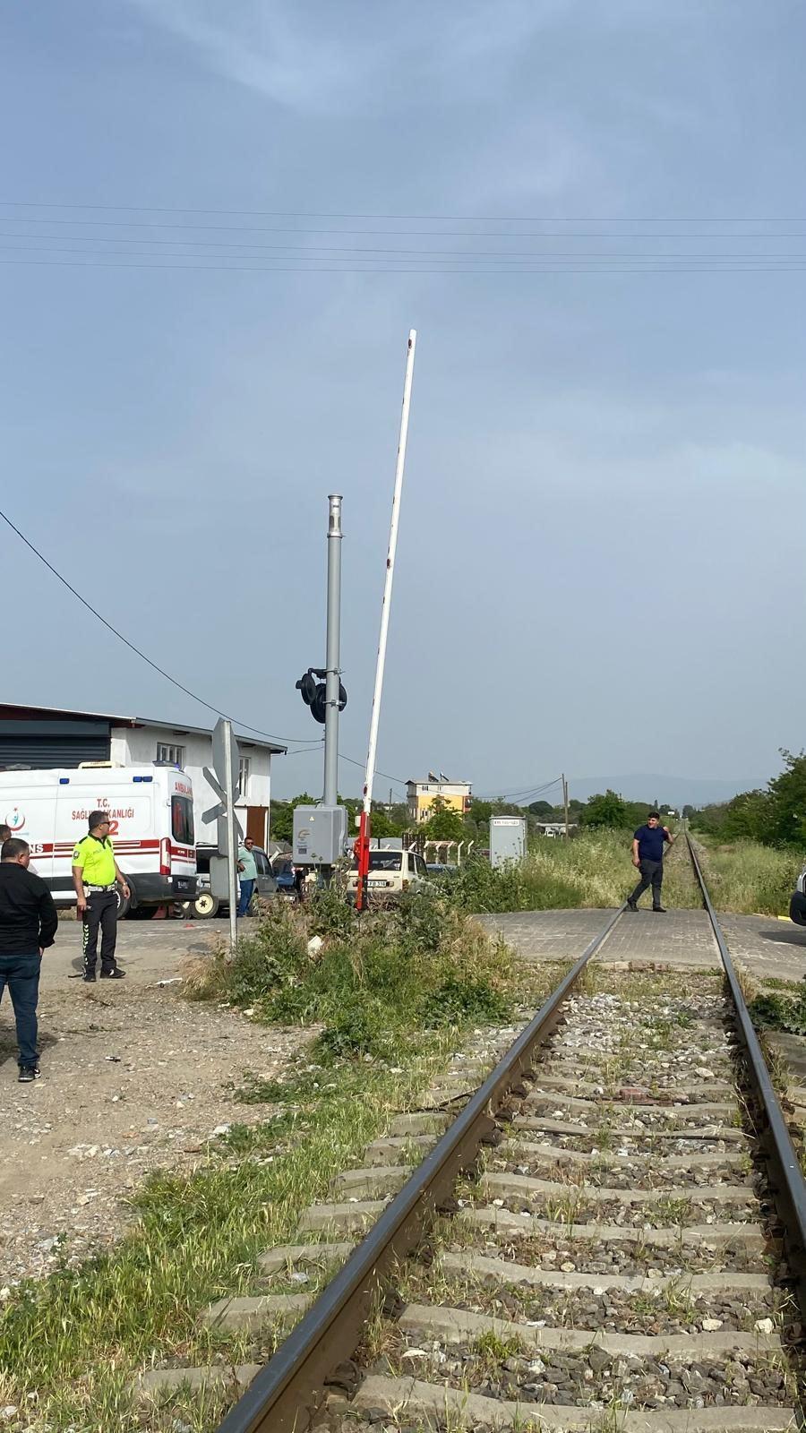 Aydın'da tren kapalı bariyeri aşan motosiklete çarptı