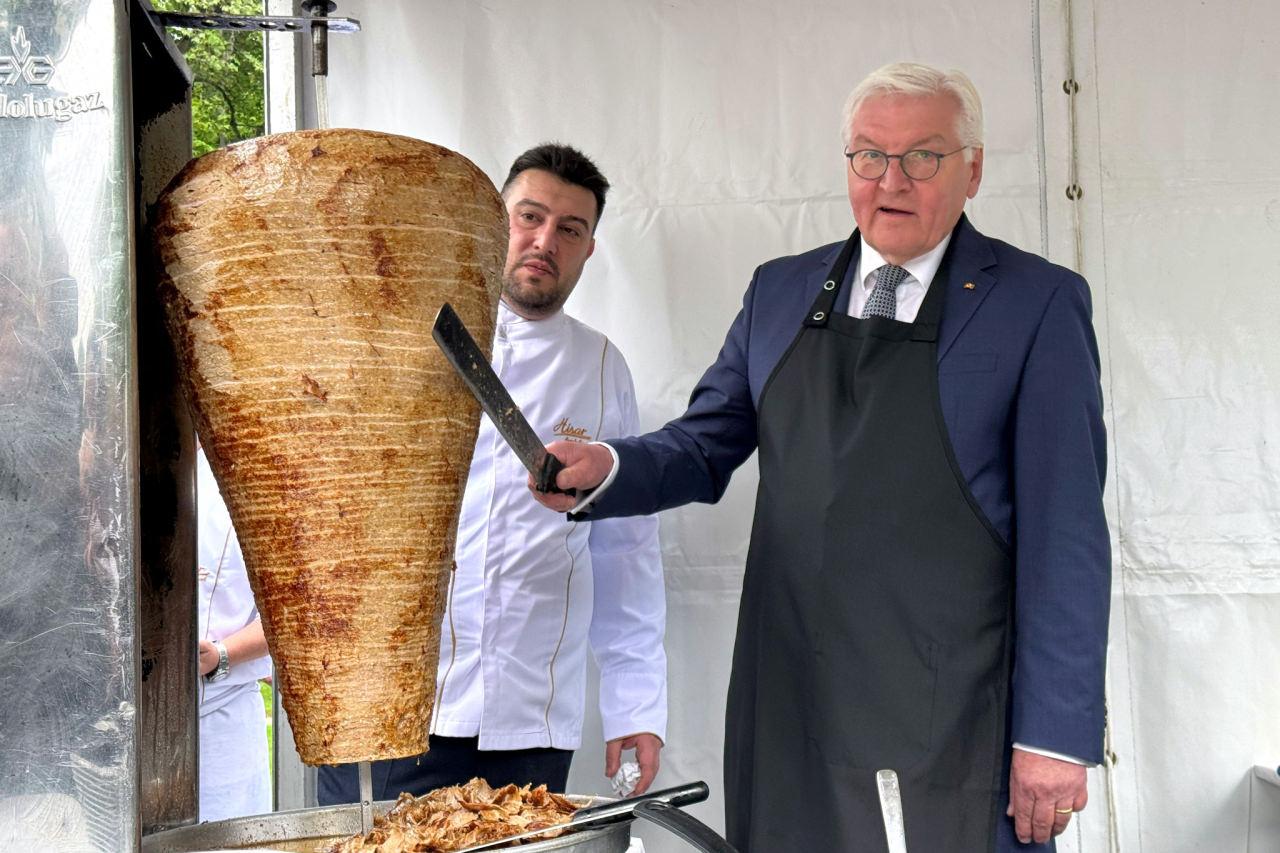 Almanya Cumhurbaşkanı Steinmeier davetlilere döner kesti