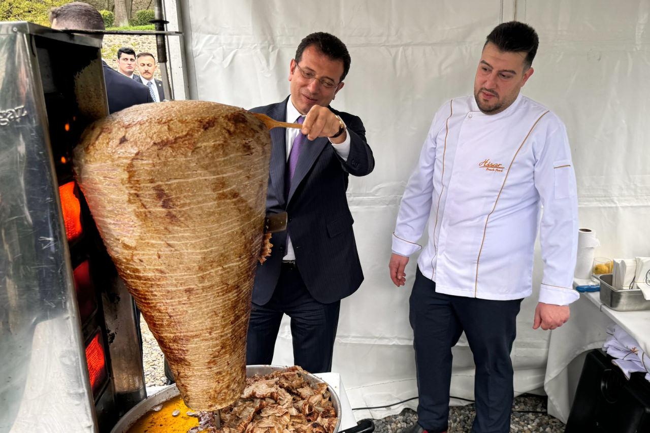 Almanya Cumhurbaşkanı Steinmeier davetlilere döner kesti