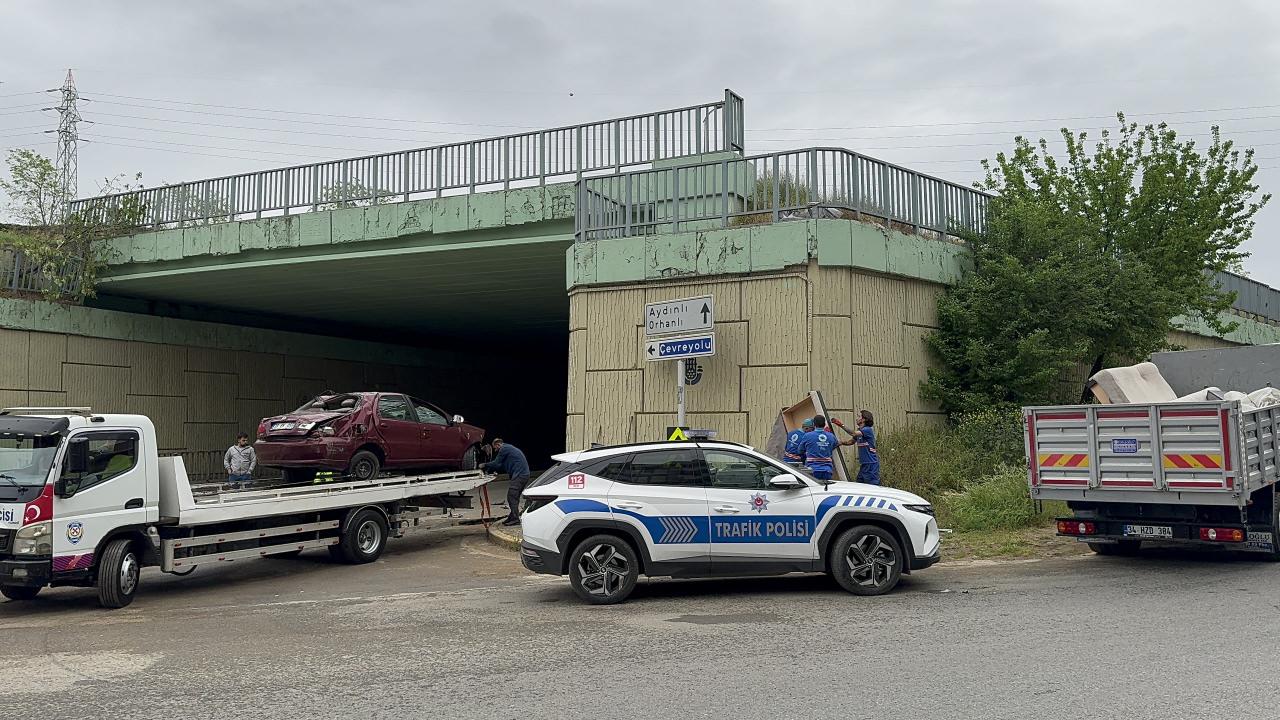 Tuzla'da korkunç kaza: Seyir halindeki otomobil üst geçitten ceddeye düştü