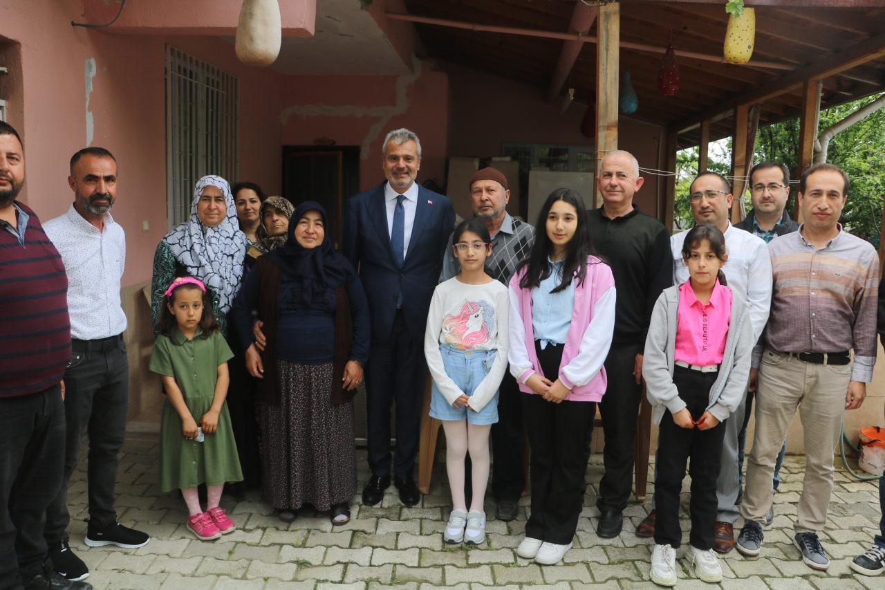 'Depremde 5 evladım gitti' diyen gözü yaşlı anneye belediye başkanından bayram ziyareti