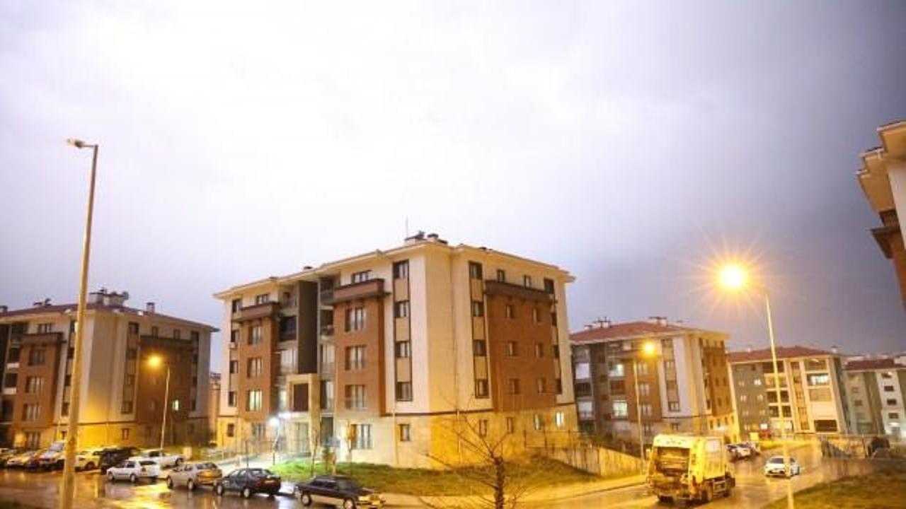 Elazığ’da şimşekler geceyi aydınlattı