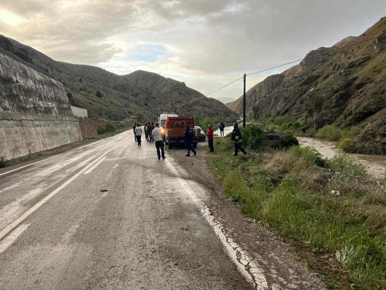 Yoldan çıkan sürücü Fırat Nehri'ne uçtu! Otomobil kayboldu