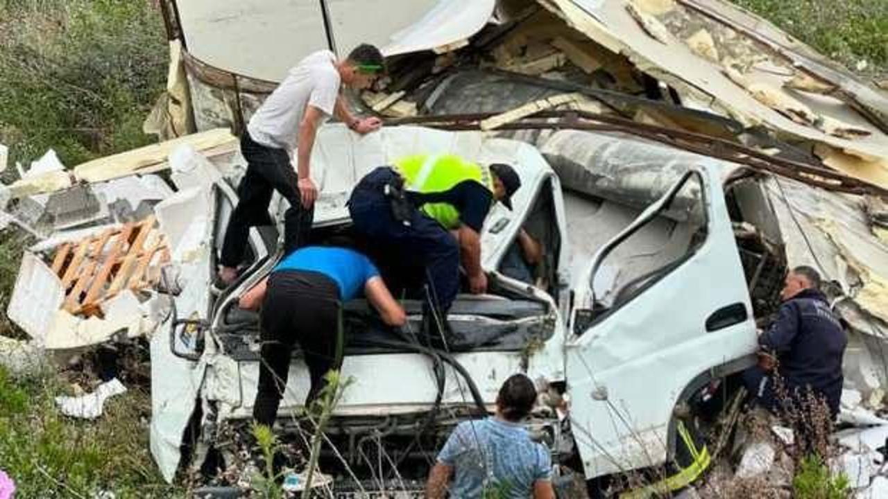 Freni tutmayan kamyonet devrilip paramparça oldu