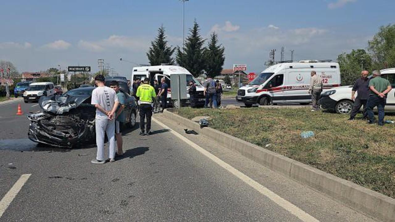 Hafif ticari araca otomobil çarptı: 3 yaralı