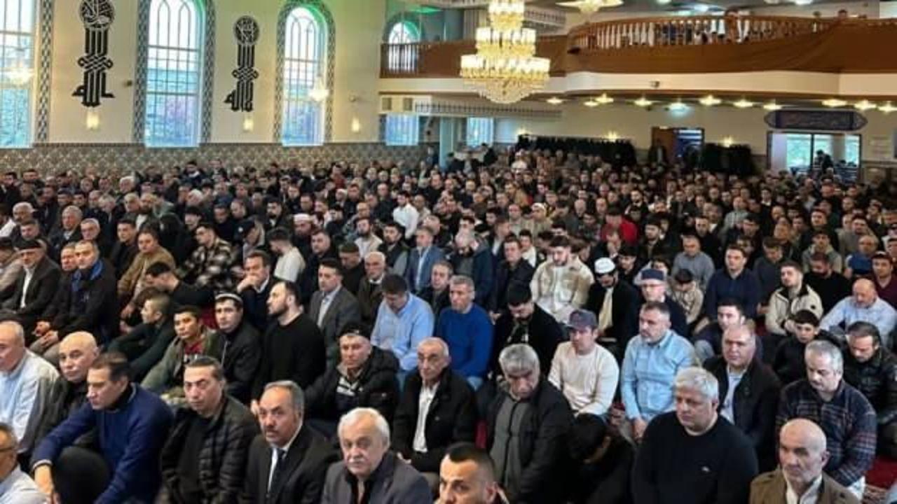 Hollanda’da Bayram namazında camiler doldu taştı