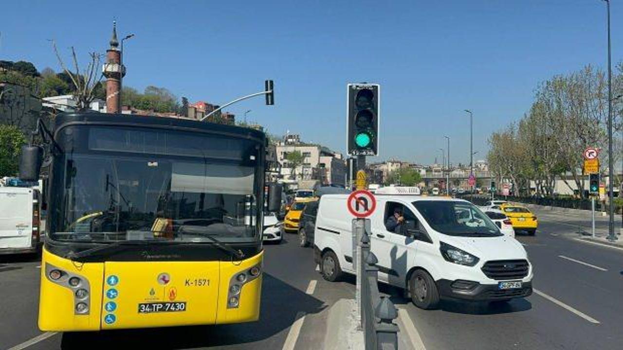Eminönü’nde İETT otobüsü arızalandı, trafik felç oldu