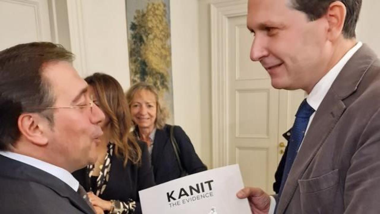 İspanya Dışişleri Bakanı İsrail’in soykırım suçlarını belgeleyen ‘Kanıt’ kitabını inceledi