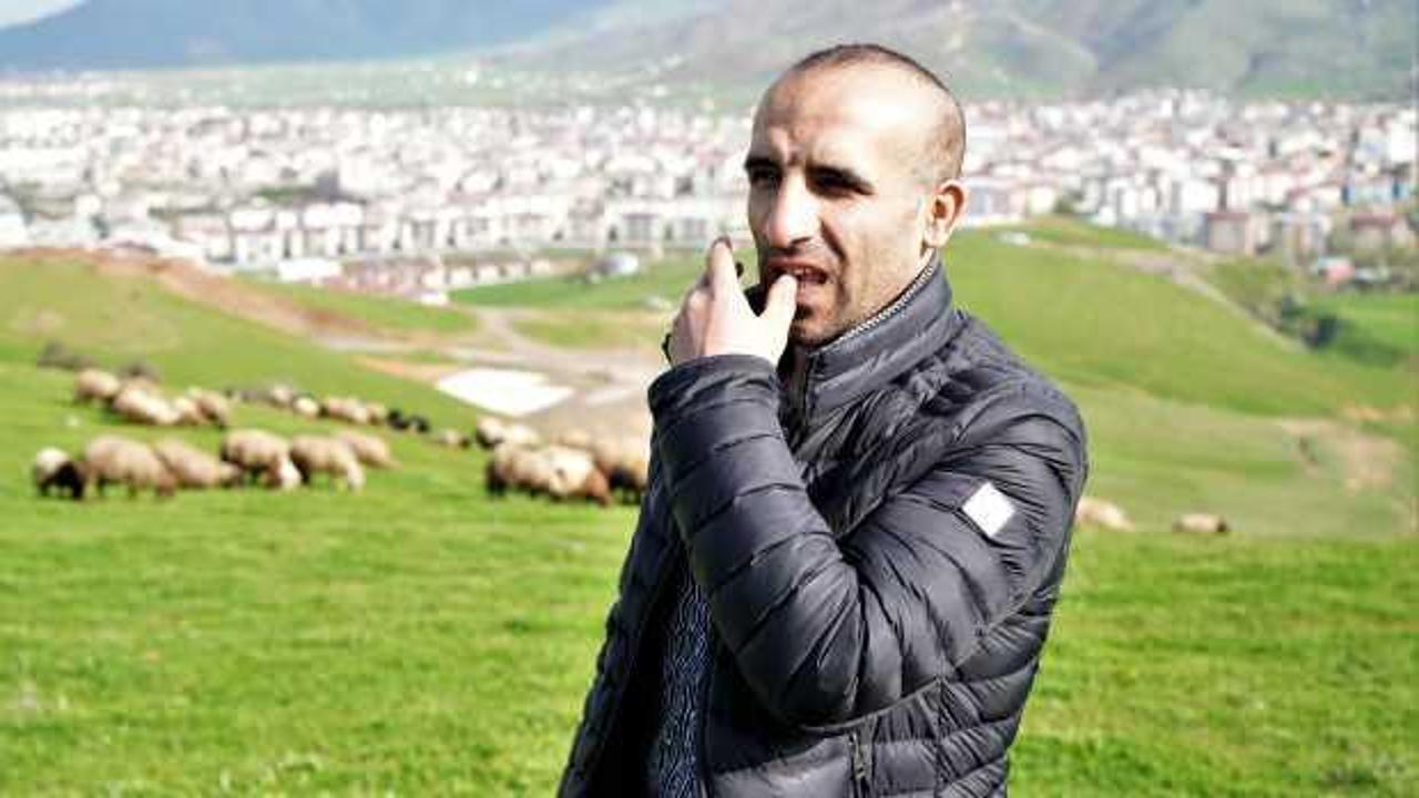 Kaval olmadan kaval sesi çıkaran eski çoban şaşırtıyor