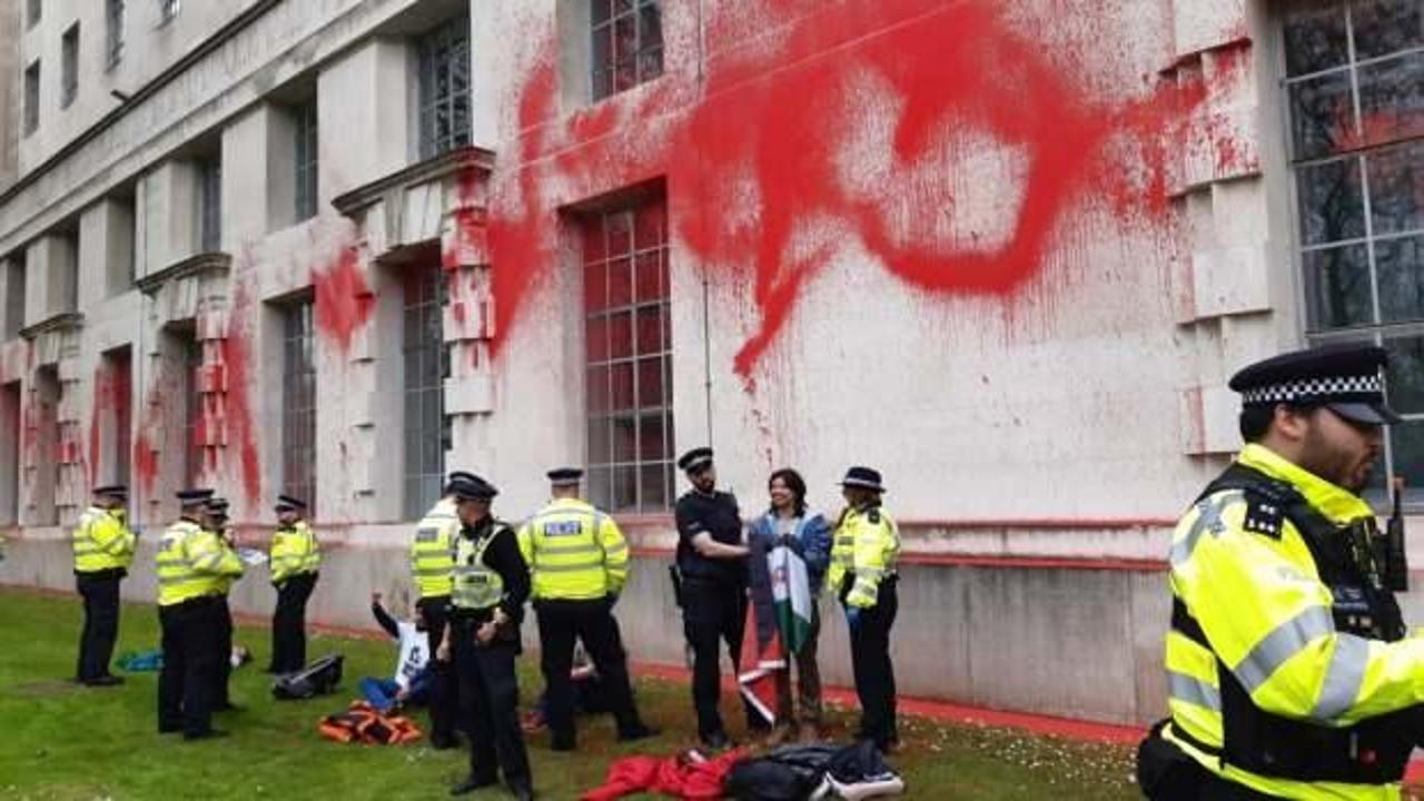 Londra’da İsrail protestosu: Savunma Bakanlığı’nı kırmızıya boyadılar