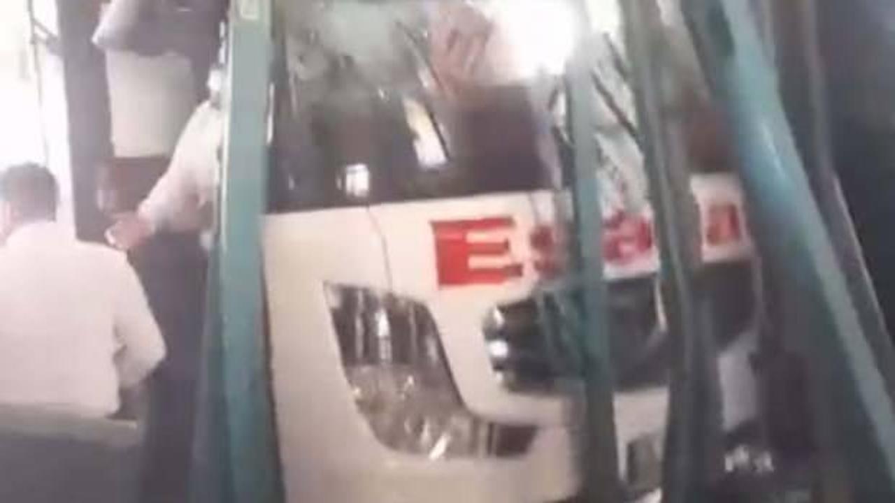 Otobüs, perona girerken yolcu bekleme alanına çarptı