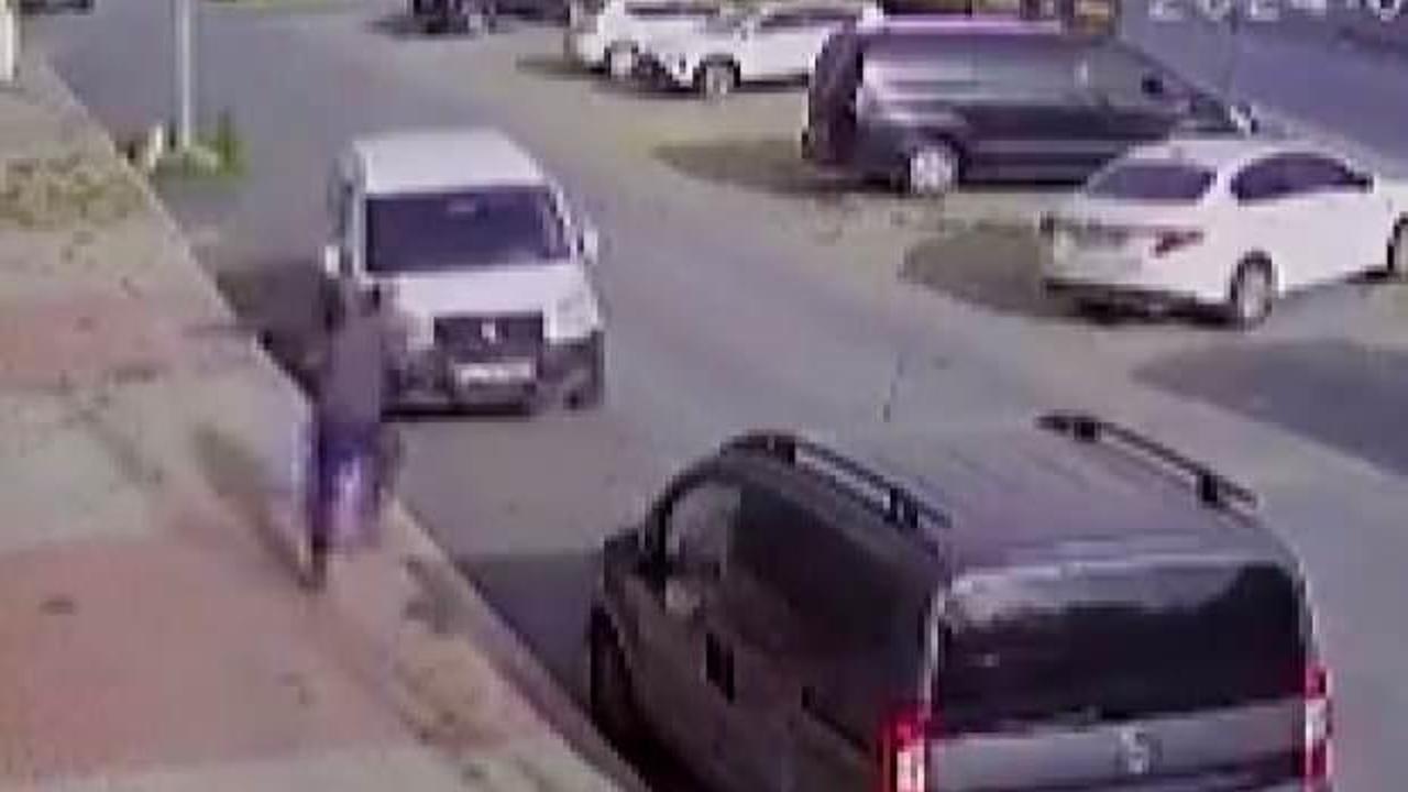 Park ettiği aracının el frenini çekmeyi unutunca araç metrelerce kaydı