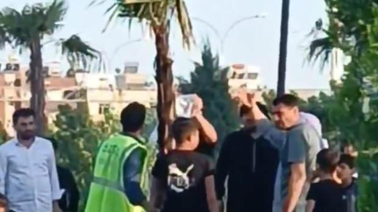 Şanlıurfa’da bir çocuk parktaki ağacı yakmaya kalkıştı