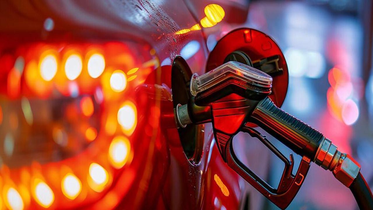 Petrolün ateşi düşüyor: Akaryakıta indirim geliyor!