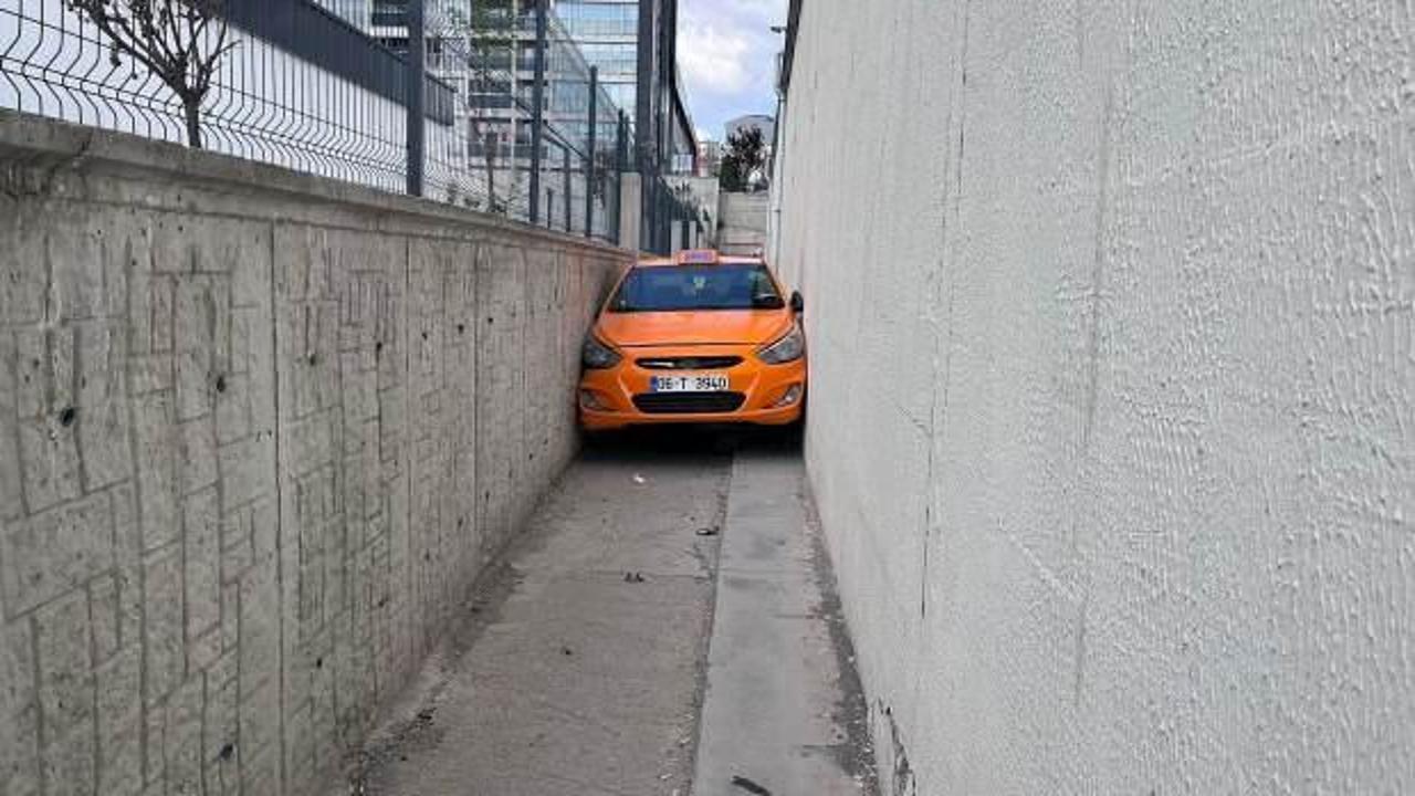 Polisten kaçan taksicinin aracı iki duvar arasına sıkıştı!