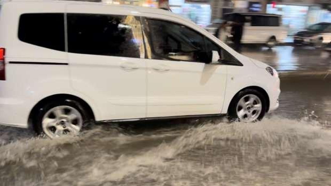 Sağanak yağış sonrası caddeler göle döndü, araçlar adeta suda yüzdü