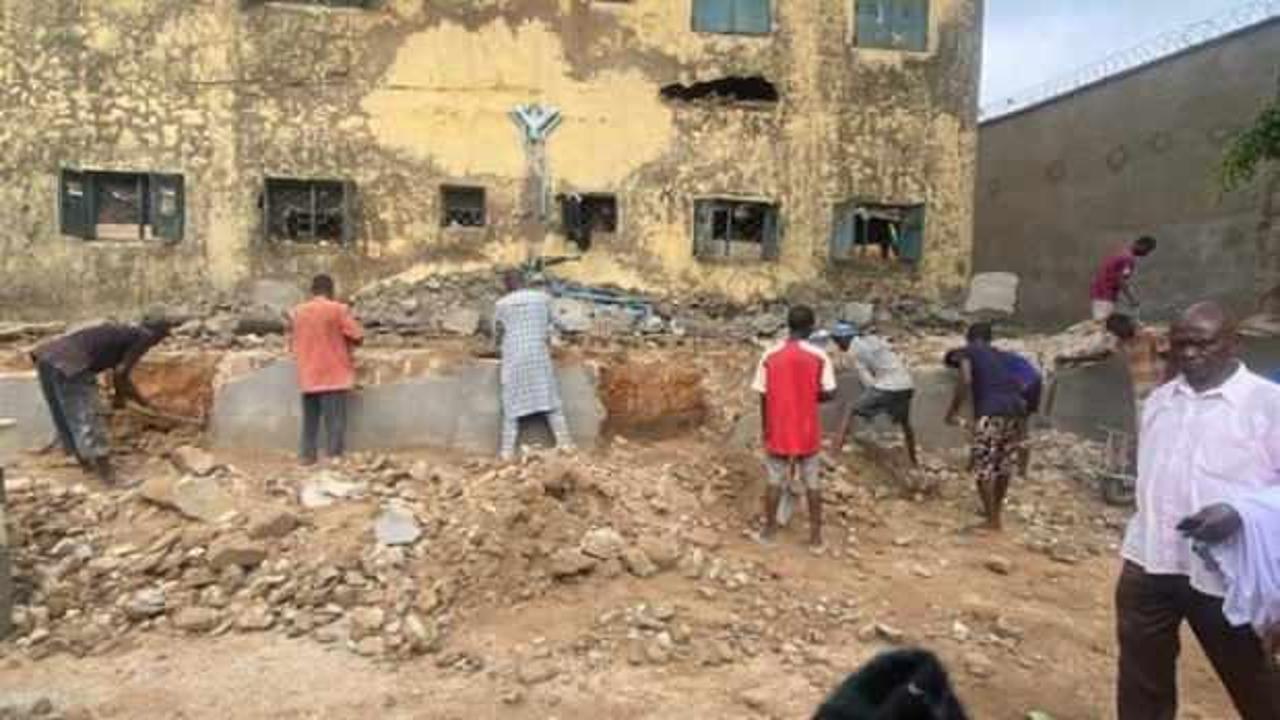 Şiddetli yağışta hasar alan hapishaneden 118 mahkum kaçtı