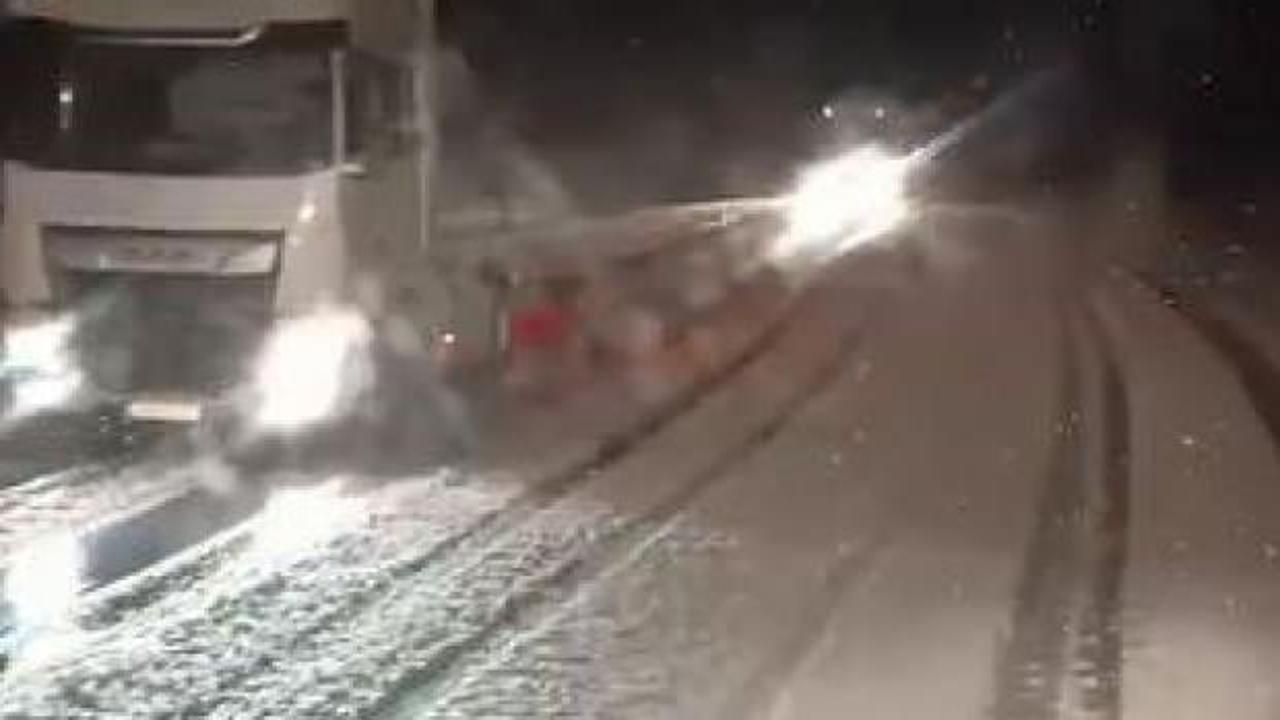 Tendürek Geçidi’nde ulaşıma kar engeli